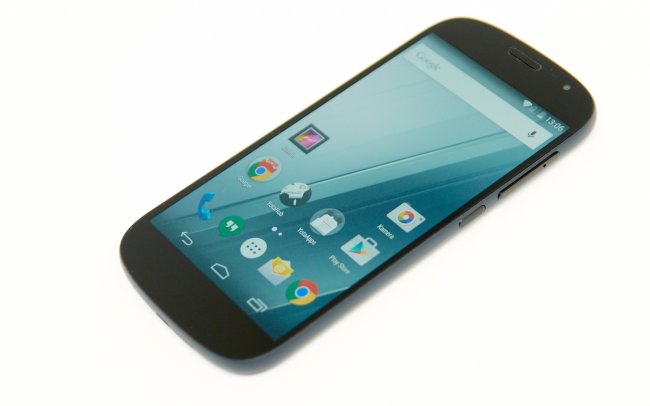 YotaPhone 2: Die Vorderseite fällt schlicht aus, das Display bei Bedarf auch sehr hell